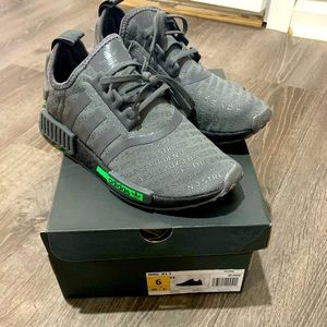SHOES/SNEAKERS
